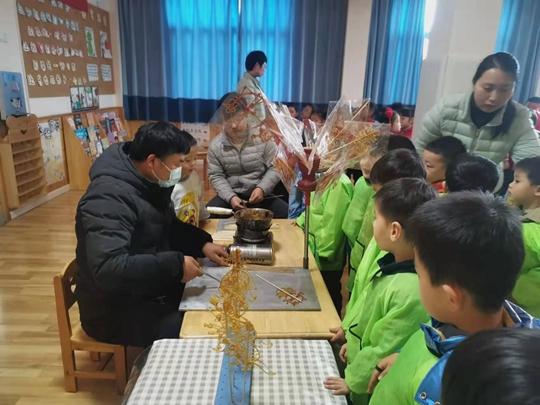 中牟县非遗传承教学走进幼儿园 糖画